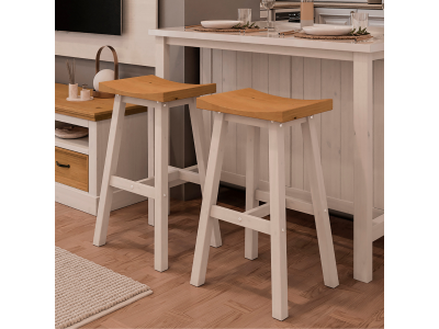 Kit com duas banquetas em madeira maciça na cor branco laca com assento na cor castanho / Coleção Cozzy